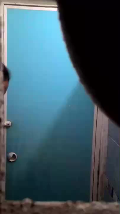 Nonton Indahnya Ngintip Adik Mandi Di Balik Pintu Biru