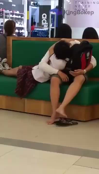 Streaming Bokep Ngintip Sma Amoy Ciuman Di Kursi Hijau Mall