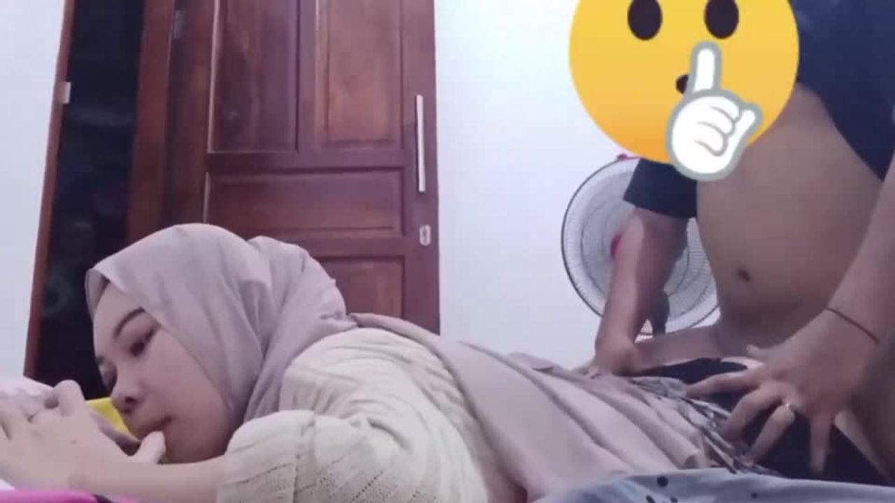 Nonton Bokep Ukhty Keenakan di Ewe Tukang Urut Pintu Masih Terbuka