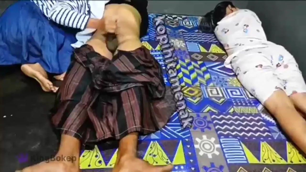 Nonton Bokep Istri Lagi Tidur Pulas, Ibu Mertua Datang Ketok Pintu